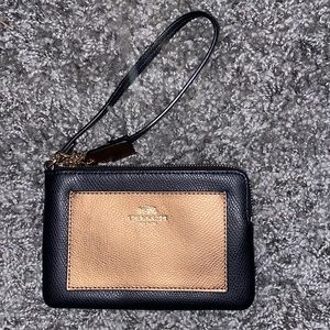 SOLD| Coach Small Wristlet